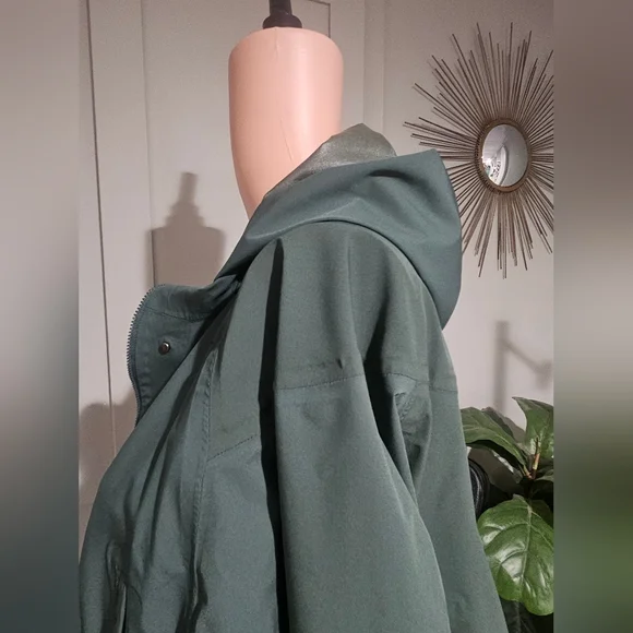 FABLETICS Cropped Hooded Jacket – Green | Lightweight Performance Layer. Small - Picture 9 of 16